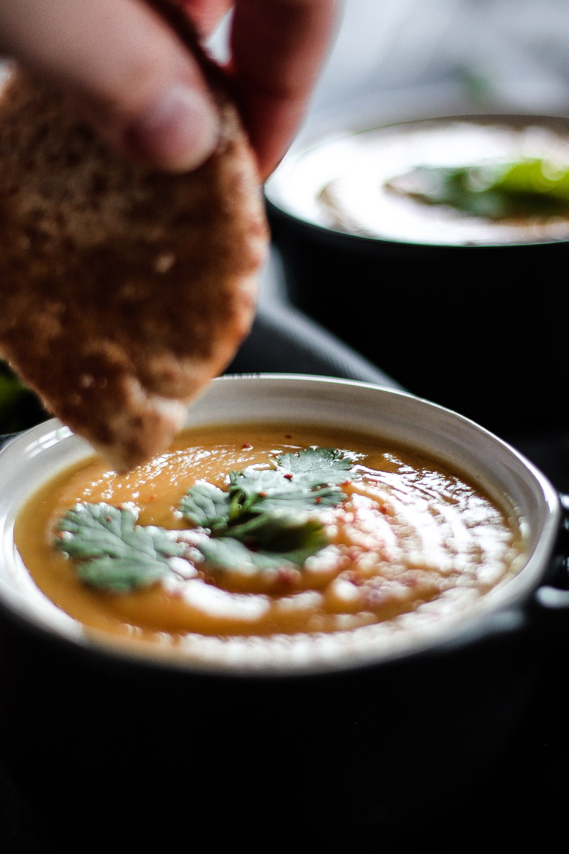 Vegetarisches Suppen Rezept: vegane Blumenkohlsuppe ohne Sahne mit würziger Thai Note! Eine schnelle Suppe die du auch unter der Woche zubereiten kannst! #Suppe #Suppenrezept #Blumenkohl