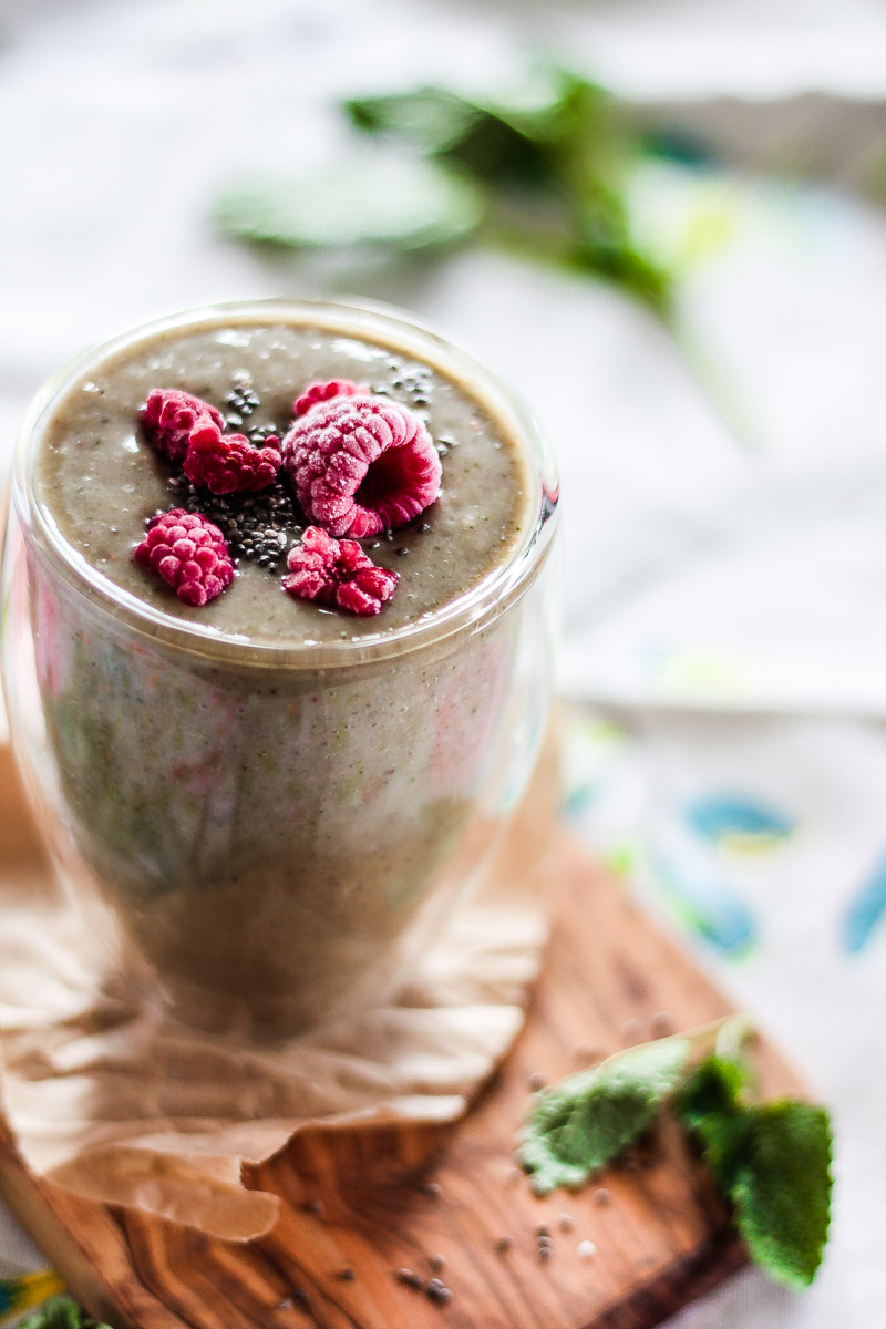 Einfacher veganer grüner Smoothie mit Himbeerenen