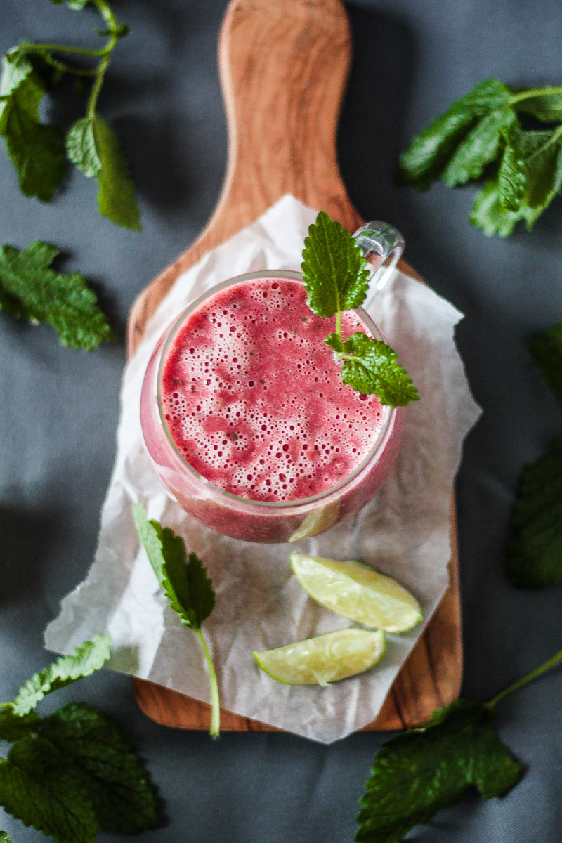 Veganer Pink Power Smoothie mit roter Beete und Ananas für einen vitaminreichen Start in den Tag oder Snack! #Smoothie #vegansmoothie #rotebeete #rotebeetesmoothie