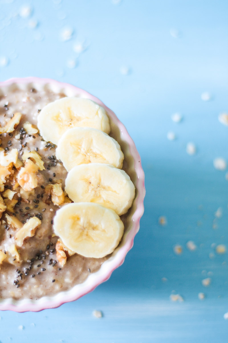 Gesundes und wärmendes Bananenbrot Porridge mit glutenfreien Haferflocken, veganer Milch und ohne Zucker. Für alle die sich morgens nach einem warmen Frühstück sehnen! #vegan #porridge #bananenbrot #frühstück