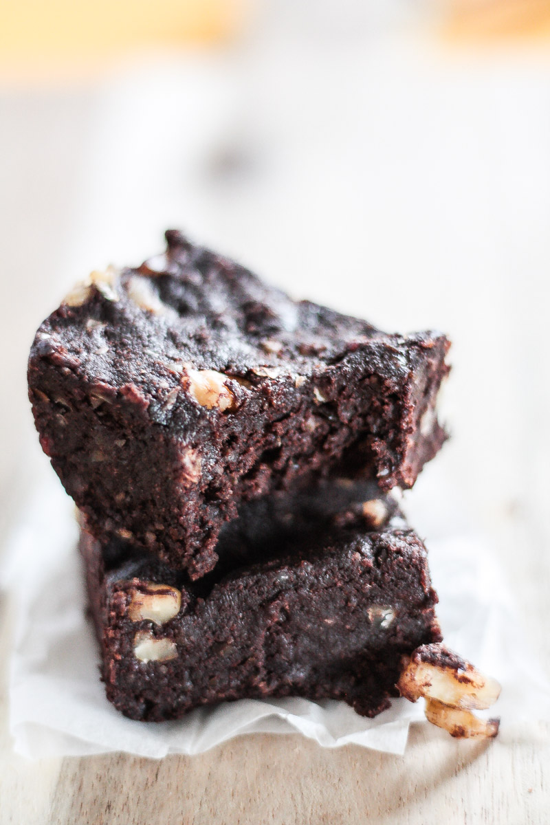Gesunde vegane, zuckerfreie und glutenfreie Brownies: in wenigen Minuten kannst du eine gesunde Alternative zu Brownies zubereiten. Gesunde Brownies ohne Zucker schmecken sehr schokoladig, süß und saftig! #brownies #gesundebrownies #zuckerfrei