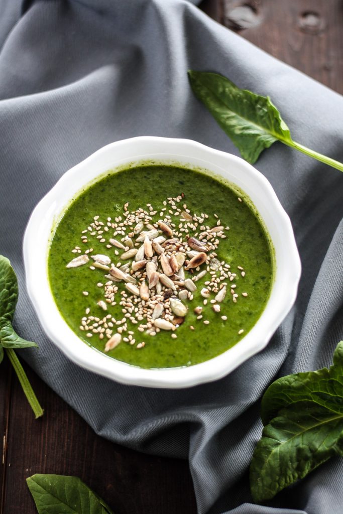 Grüne Suppe mit Spinat und Zucchini