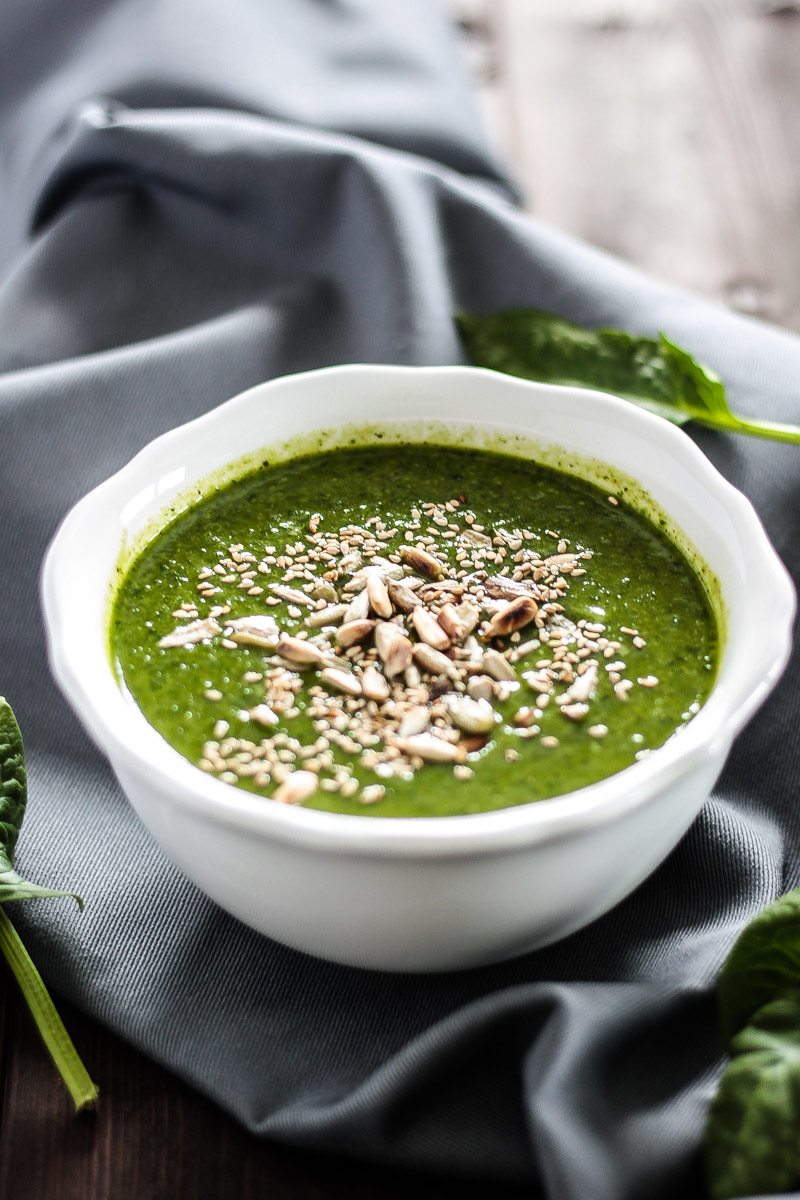 Grüner wird es nicht mehr als mit dieser veganen Spinatsuppe mit Brokkoli und gerösteten Kernen! Mein ultragrünes Spinat Rezept für kalte Tage! #Spinat #veganesuppe #suppe