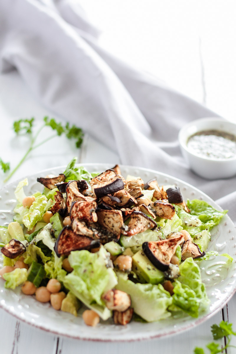 Ein leckeres low carb Salat Rezept mit gerösteter Aubergine, Kichererbsen und einem Knoblauch-Basilikum-Dressing! Gesund, einfach und vegan! #vegetarisch #salat #lowcarb