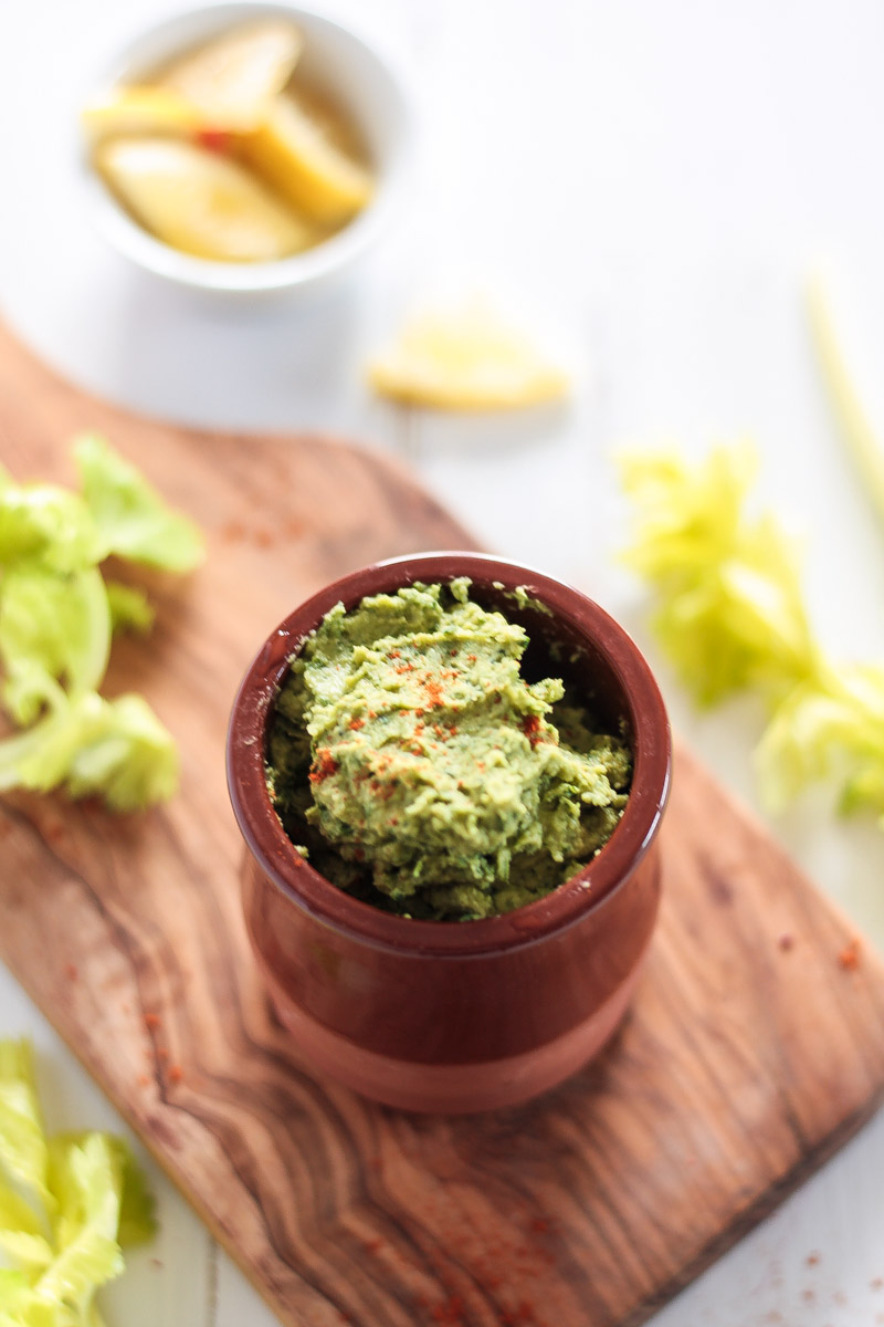 Veganes und einfaches Bärlauch-Hummus bringt den Frühling auf den Teller! In wenigen Minuten ist der Hummus fertig und kann als Brotaufstrich, Dip oder zum Salat gegessen werden. #Bärlauch #vegan #Hummus