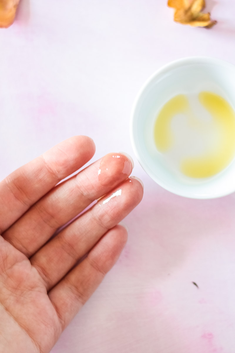 Natürlich schöne Hautpflege mit Jojobaöl! 5 Gründe warum du Jojobaöl in deiner Pflege Routine brauchst. Jojobaöl für Haut und Haare - die besten Anwendungen für Jojobaöl #Jojobaöl #Naturkosmetik #Chemiefrei
