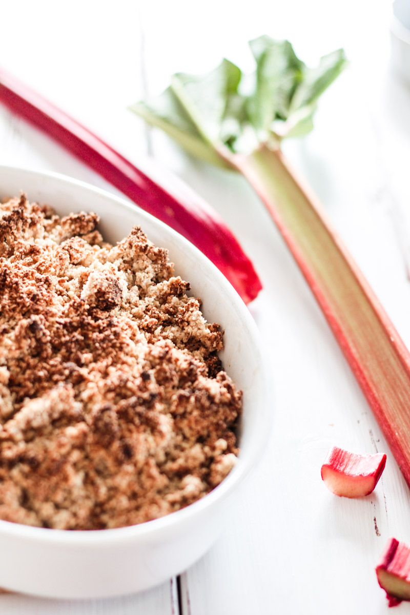 Veganes und glutenfreies Rhabarber Erdbeer Crumble ist das perfekte leichte Dessert für warme Frühlingstage! Es benötigst nur 7 Zutaten und schmeckt Groß und Klein #Rhabarber #Crumble #Erdbeeren