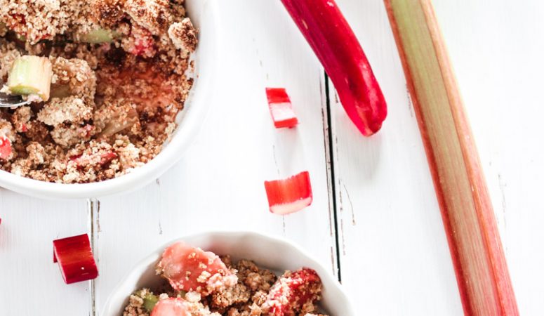 Veganes und glutenfreies Rhabarber Erdbeer Crumble ist das perfekte leichte Dessert für warme Frühlingstage! Es benötigst nur 7 Zutaten und schmeckt Groß und Klein #Rhabarber #Crumble #Erdbeeren