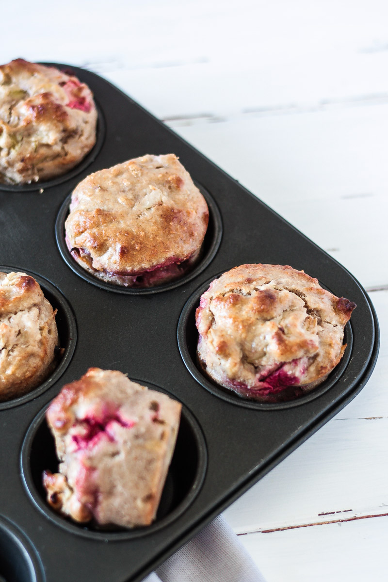 Ein einfaches Rezept für gesunde vegane und glutenfreie Rhabarber-Erdbeer-Muffins! Diese Muffins sind schnell zubereitet und auch für Kinder eine süße Leckerei. #Rhabarber #Erdbeeren #Muffins #vegan