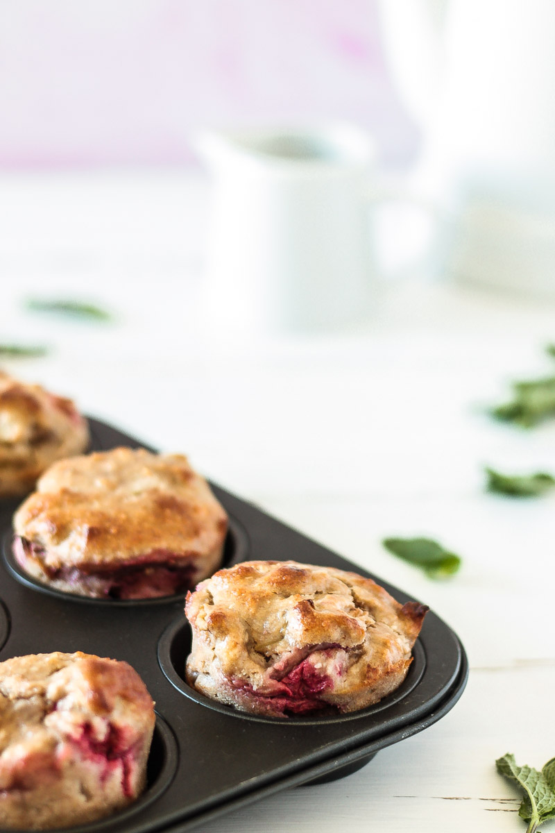 Ein einfaches Rezept für gesunde vegane und glutenfreie Rhabarber-Erdbeer-Muffins! Diese Muffins sind schnell zubereitet und auch für Kinder eine süße Leckerei. #Rhabarber #Erdbeeren #Muffins #vegan