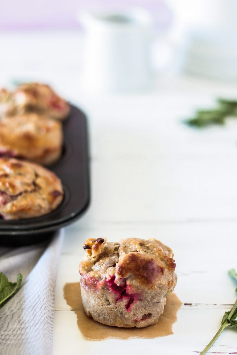 Gesunde vegane Rhabarber-Erdbeer-Muffins