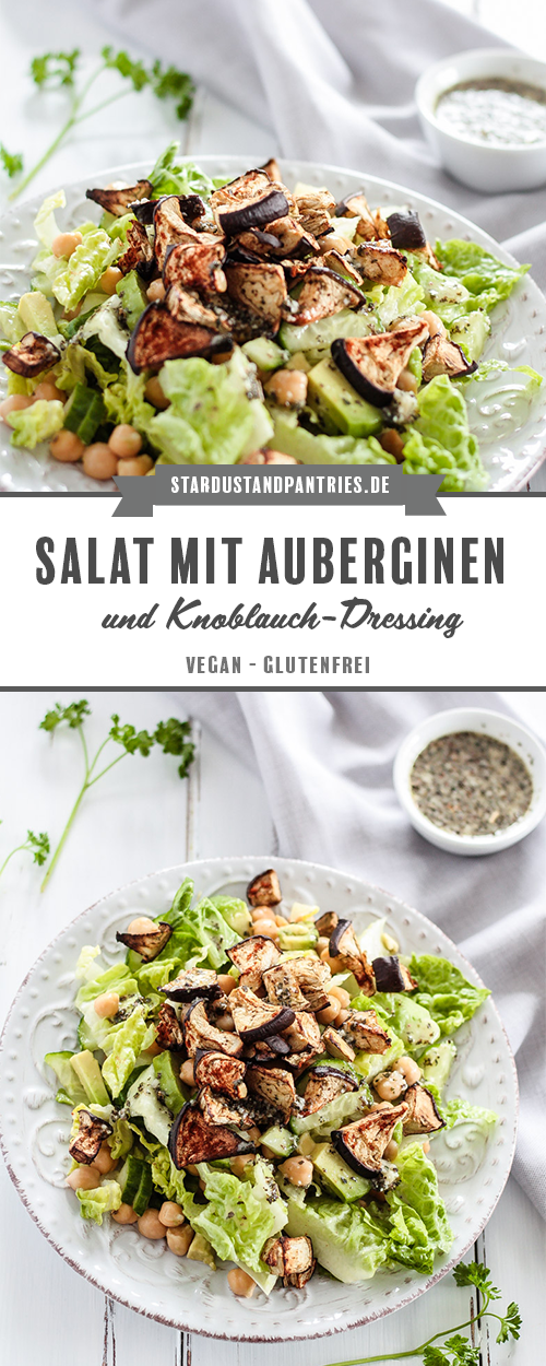 Ein leckeres low carb Salat Rezept mit gerösteter Aubergine, Kichererbsen und einem Knoblauch-Basilikum-Dressing! Gesund, einfach und vegan! #vegetarisch #salat #lowcarb