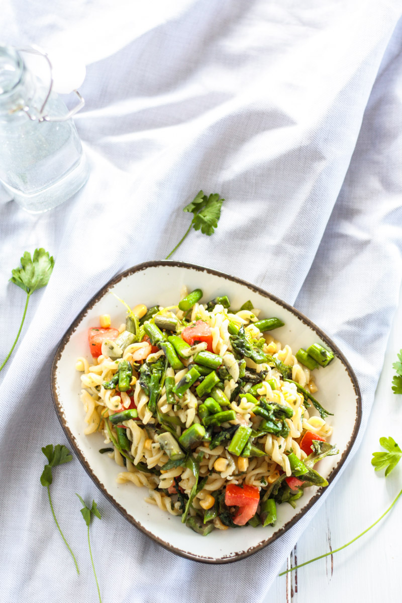 Schneller grüner Spargel-Nudelsalat in einem Dressing aus frischer Petersilie und Olivenöl. Ein idealer Salat für's Büroessen oder zum Grillen! Ein leckerers veganes und glutenfreies Rezept! #vegan #Spargel #Salat