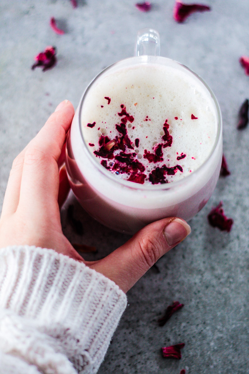 Ein einfaches Rezept mit Hibiskusblüten: veganer Hibiskus Latte ist eine schöne Alternative für deine Lieben zum Valentinstag, ist dank des hohen Vitamin C Gehaltes gesund und schmeckt einfach lecker! #Hibiskus #veganerlatte #Valentinstag