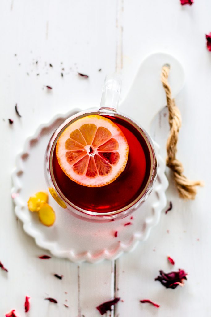 Gesunder Zitronen-Hibiskus-Ingwer-Tee. Dieser Tee bringt dich gesund durch's ganze Jahr und ist eine erfrischende Alternative zu Ingwertee! #Ingwertee #Hibiskustee #Zitronentee