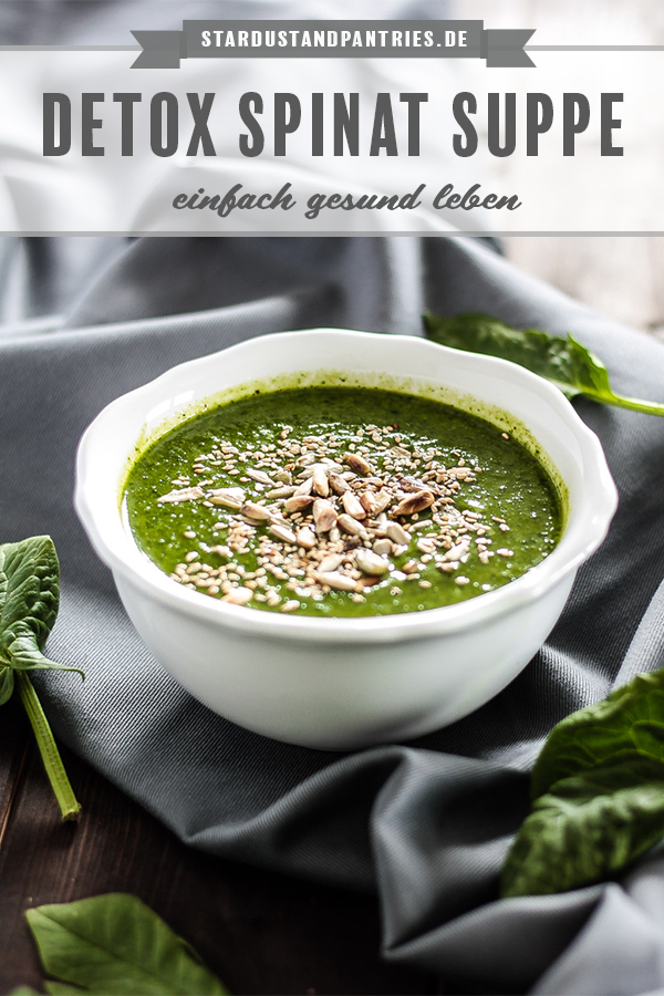 Grüner wird es nicht mehr als mit dieser veganen Spinatsuppe mit Brokkoli und gerösteten Kernen! Mein ultragrünes Spinat Rezept für kalte Tage! #Spinat #veganesuppe #suppe