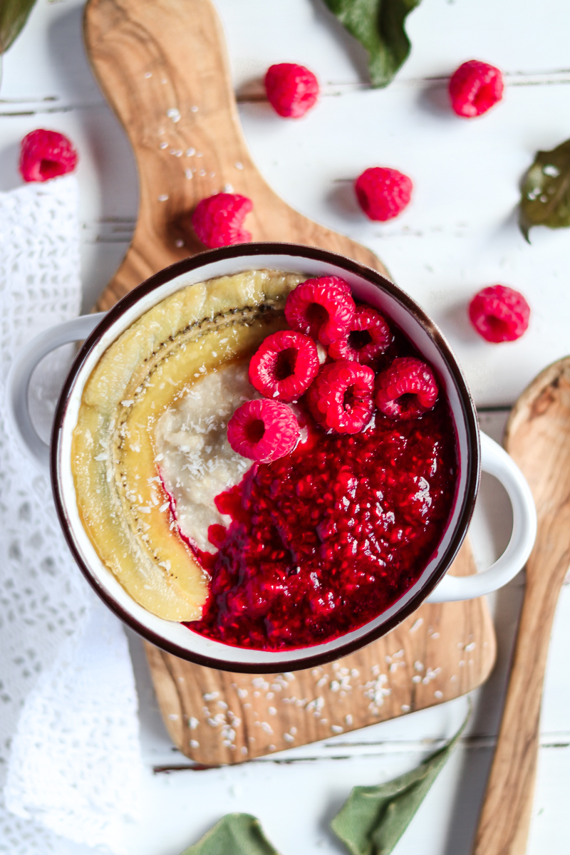 Veganes und glutenfreies leckeres Porridge mit "Heiße Liebe" Topping. Gesund Frühstücken und voller Energie in den Tag starten