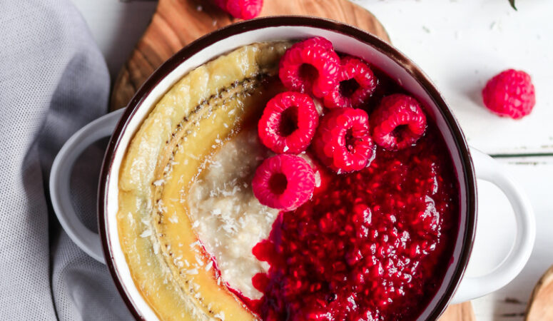 Veganes und glutenfreies leckeres Porridge mit "Heiße Liebe" Topping. Gesund Frühstücken und voller Energie in den Tag starten