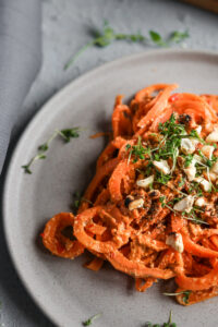 Gegrillte Paprika Pesto mit Süßkartoffel Nudeln (vegan, glutenfrei)