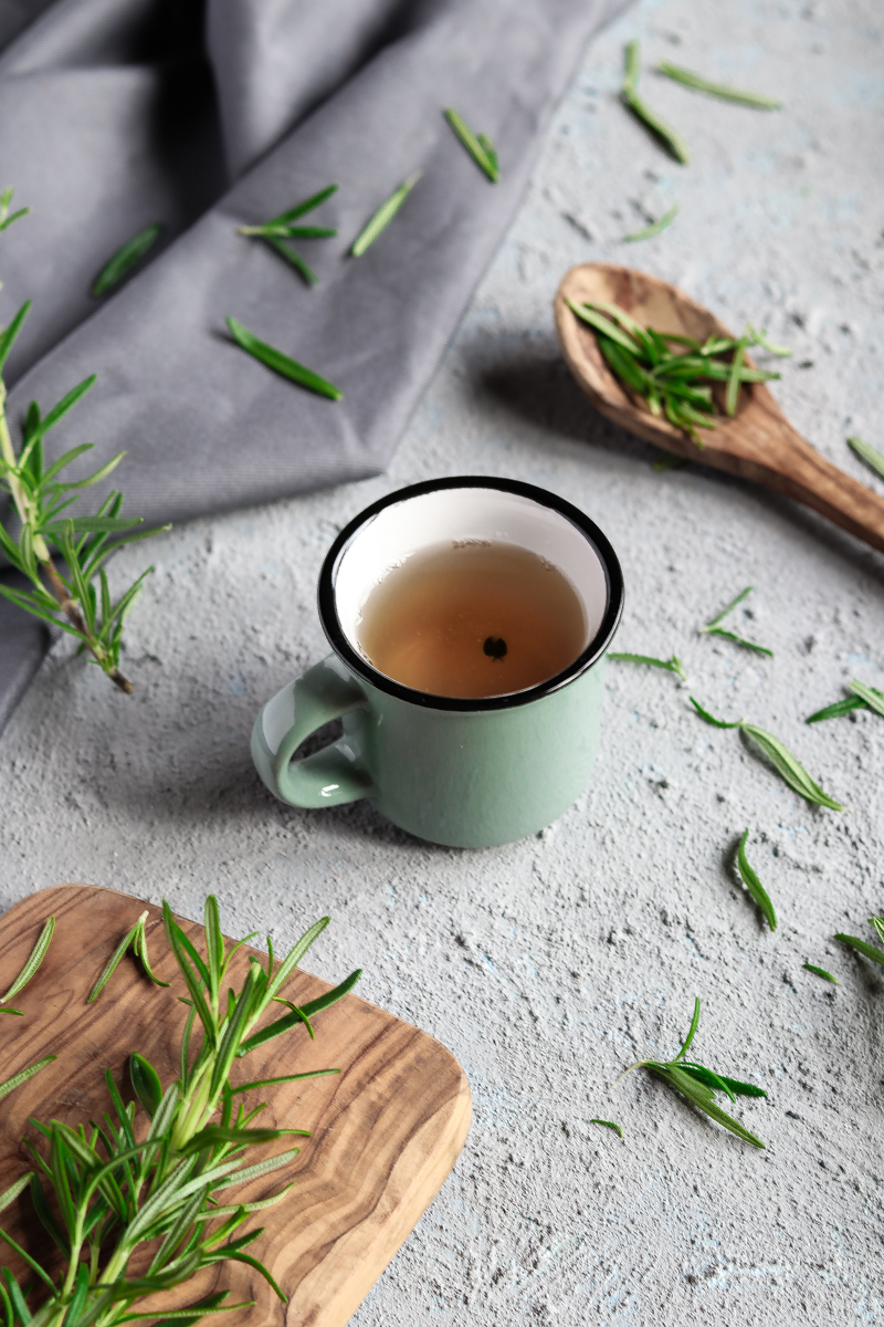Tee selber machen und so Müll und Plastik sparen. Rezepte für leckere und gesunde eigene Tee Mischungen und Tipps wie du Kräuter richtig trocknest. Tee aus eigenen Kräutern vom Balkeon oder der Fensterbank! #kräuter #tee